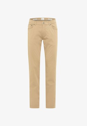 Beige, schmal geschnittene Chinos aus Baumwolle. Verfügen über einen Reißverschluss, Vordertaschen und eine einzelne Gesäßtasche. Glatte Textur, klare Linien.