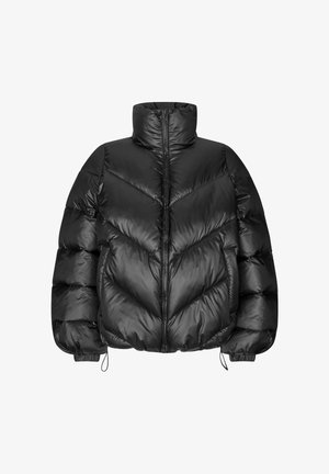 Crna puf jakna s visokim ovratnikom, ševron prošivenim uzorkom, patentnim zatvaračem sprijeda i elastičnim manžetama. Glatka, sjajna površina. Trajni materijal.