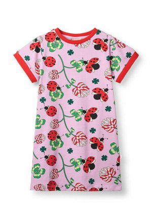 Rosa kurzärmliges Kleid mit rotem Besatz, verziert mit grünen Kleeblättern, roten und weißen Blumen sowie roten Marienkäfern mit schwarzen Punkten.
