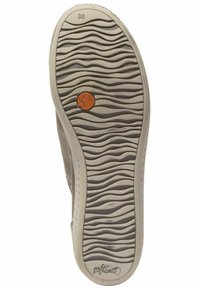 Light gray shoe sole featuring a wavy texture, logo in orange, size "38" stamped, and a cushioned design for enhanced comfort.