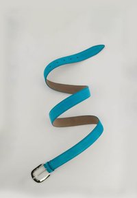 Cintura in suede turchese con una morbida fodera interna marrone, dotata di una fibbia rettangolare in argento e numerosi fori per la regolazione.