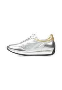 Zapatilla plateada metálica con una textura suave, acento dorado en el talón, puntera redonda y media suela blanca, con cordones blancos y una suela negra.