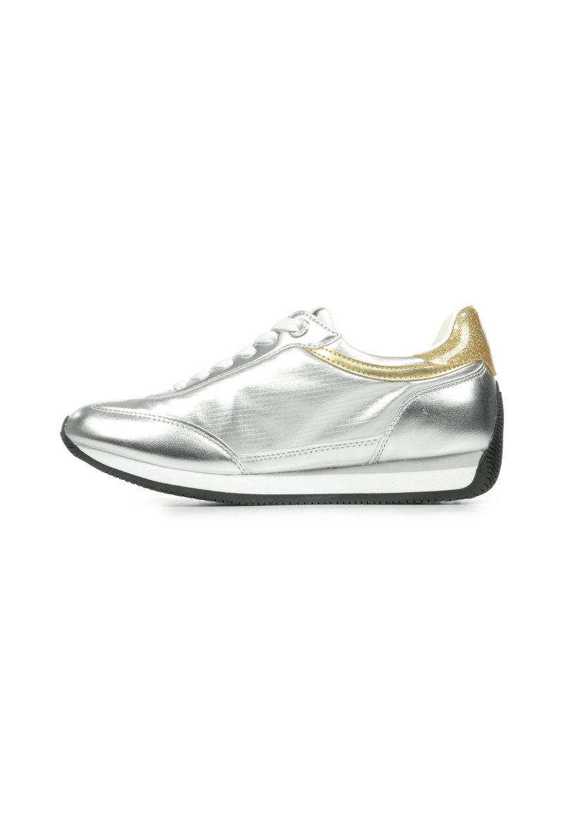 Zapatilla plateada metálica con una textura suave, acento dorado en el talón, puntera redonda y media suela blanca, con cordones blancos y una suela negra.