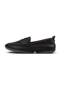 Mustad musta nahast loaferid, millel on tekstuuriga viimistlus, libisemisega disain ja lameda, oliivrohelise kummitald. Omab väikest esi-riba detaili.