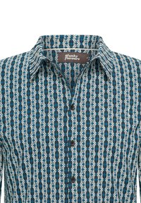 Camisa de manga corta con un patrón geométrico en azul, negro y blanco. Presenta un cuello abotonado y botones negros en el frente.