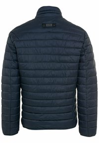 Pufferjacke in Marineblau mit horizontalem Steppdesign, hohem Kragen und kontrastierender Hardware-Label auf der Rückseite. Glatte, glänzende Textur.