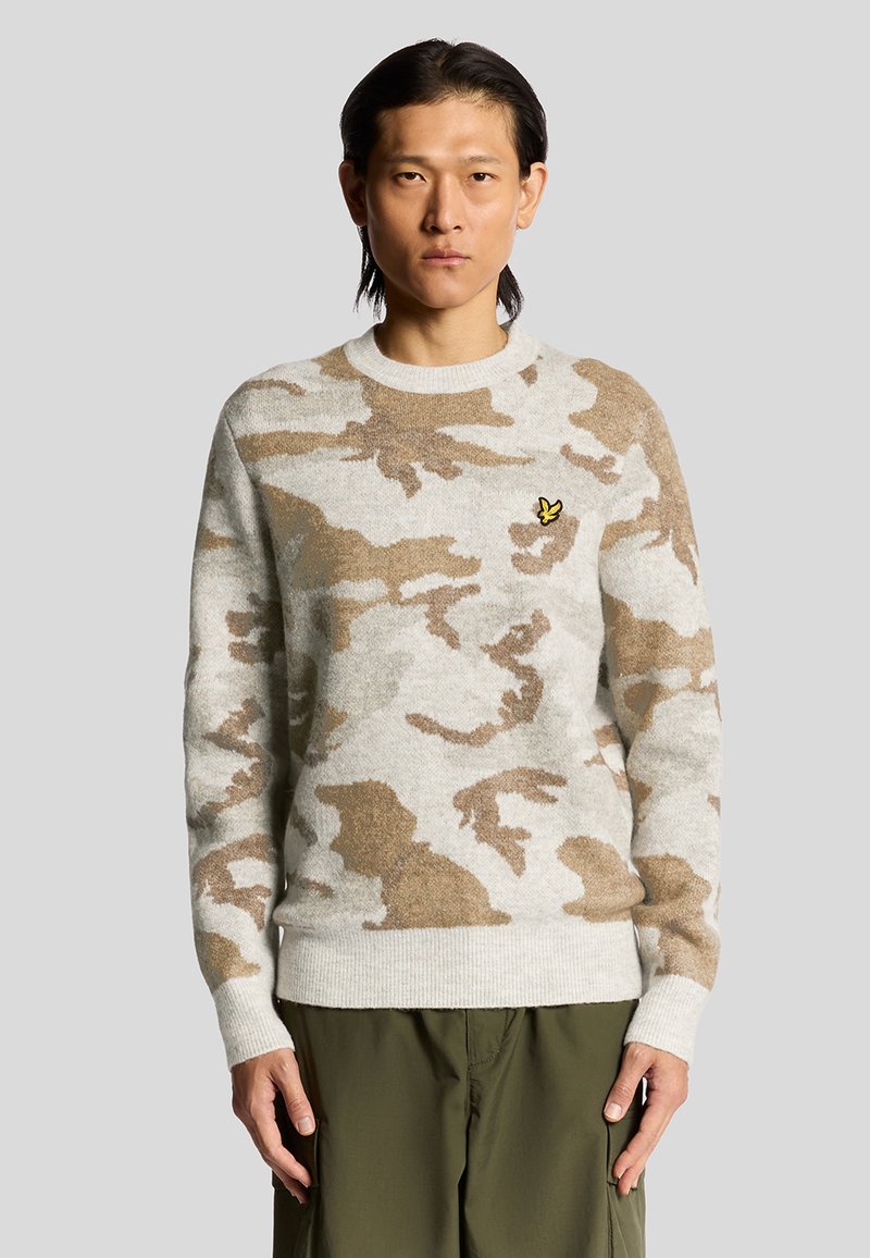 Pullover in Hellgrau mit beigen Camouflage-Mustern, Rundhals, gerippte Bündchen und Saum, versehen mit einem kleinen gelben Logo auf der Brust.
