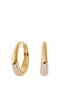 Złote kolczyki w kształcie obręczy, które charakteryzują się gładkim wykończeniem oraz teksturowanym rzędem małych, przezroczystych kamieni w dolnej części. Klasyczny projekt.