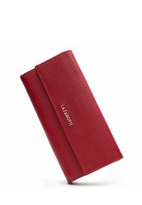 Portafoglio rosso in pelle con finitura testurizzata, dotato di chiusura a patta magnetica e logo impresso sulla parte anteriore. Design rettangolare, dimensioni compatte.