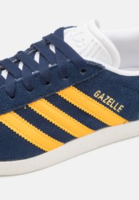 adidas Originals GAZELLE - Joggesko - pink/blue