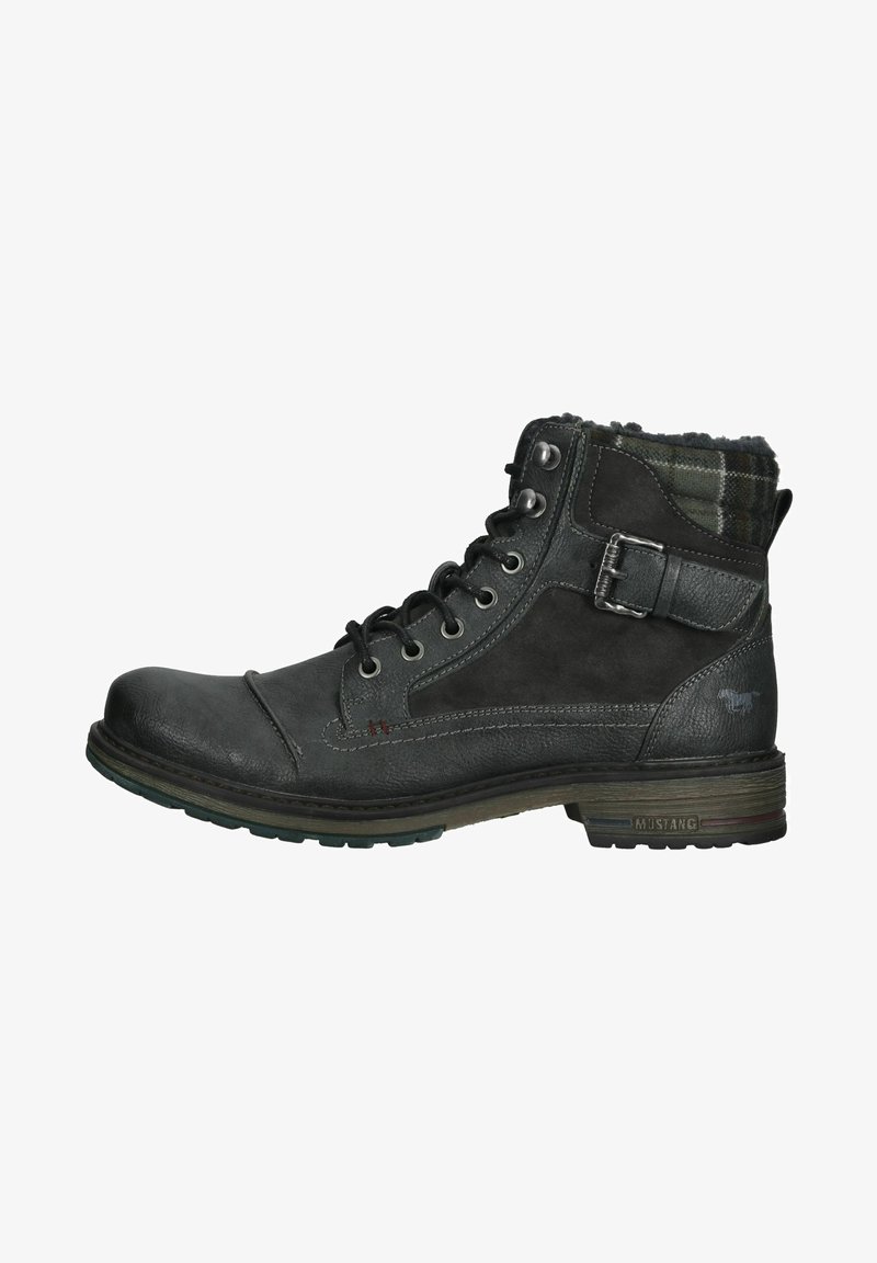 Schwarze Lederstiefelette mit Gummisohle, Schnürung vorne, seitlichem Schnallenverschluss und Karolining am Kragen. Verstärkter Zehenbereich und kontrastierende Nähte.