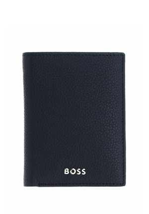 Portefeuille bifold en cuir texturé noir avec le logo argenté "BOSS" sur le devant, présenté fermé sur fond blanc.