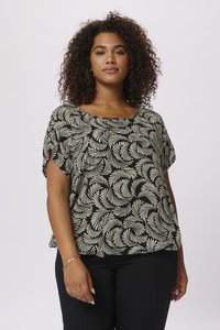 Haut noir avec un motif crémeux tourbillonnant, manches courtes et un large col. Le tissu semble doux avec un léger éclat. Associé à un pantalon noir.