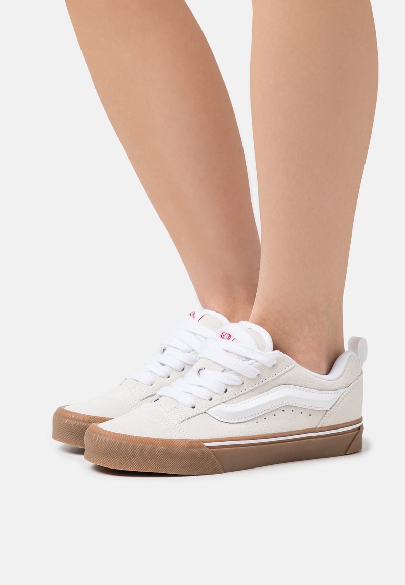 Vans - KNU SKOOL UNISEX - Zapatillas skate - white, Ampliar