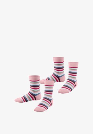 Vier roze enkelsokken met horizontale strepen in bordeauxrood, blauw, wit, groen en paars op een witte achtergrond.