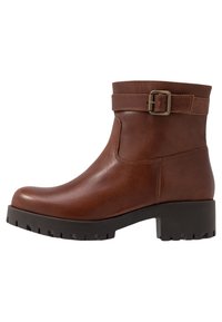 Bota de cuero marrón hasta el tobillo con puntera redondeada, detalle de hebilla en la parte superior y una suela gruesa negra con relieve para mayor tracción.