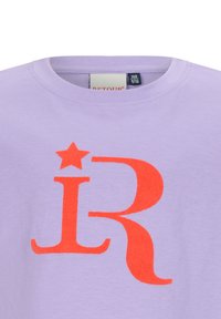 Lila t-shirt van katoen met korte mouwen, voorzien van een grote oranje "R" en stergrafiek op de voorkant. Ronde halsontwerp.