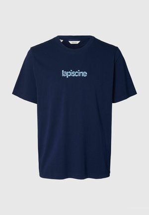 Tmavomodré tričko s okrúhlym výstrihom a krátkymi rukávmi, s bledomodrým textom „lapiscine“ umiestneným v strede na hrudi.