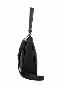Borsa a tracolla in pelle nera con finitura texturizzata, dotata di una tracolla e di un manico corto. Design elegante e curvato con accessori in argento.