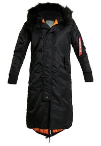 Czarny, długi płaszcz z kapturem wyłożonym futrem, z pomarańczową podszewką, dużymi guzikami, ściągaczami na rękawach i czerwoną metką na rękawie.