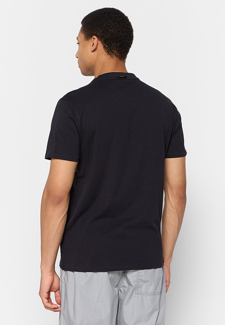 Czarny bawełniany t-shirt z okrągłym dekoltem i krótkimi rękawami, charakteryzujący się prostym wzorem i prostym dołem, noszony z jasnoszarymi szortami.