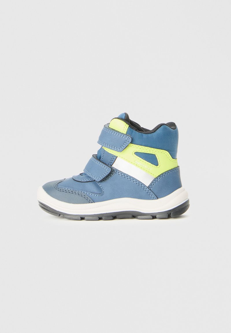 Baskets montantes bleues en matériau synthétique, présentant deux bandes Velcro ajustables, des accents vert fluo et une semelle texturée.