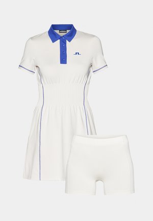 Weißes Polo-Kleid mit blauer Kragen, Knöpfen und Seitennähten; inklusive passender weißer Shorts. Mit gerafftem Taillendesign.