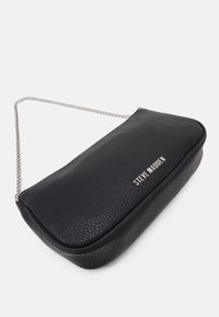 Černá kůžová ramennítaška s drobnou strukturou, stříbrným řetízkem a stříbrným logem "Steve Madden" uprostřed přední části.