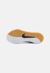 Schoenzool met een witte tussenzool en een oranje rubberen loopvlak met een visschubpatroon en een donker Swoosh-logo.