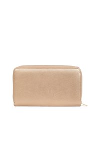 Rechthoekige portemonnee van zacht, gestructureerd beige leer met een ritsluiting en subtiele goudkleurige hardware-accents. Glad, minimalistisch ontwerp.