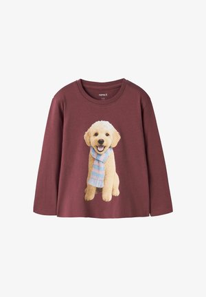 Chemise à manches longues bordeaux avec un chiot crème souriant portant une écharpe rayée bleue et rose imprimée sur le devant.