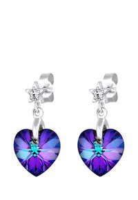 Boucles d'oreilles en forme de cœur, en cristal violet et bleu, avec un accent en métal argenté en forme d'étoile en haut. Texture lisse avec des surfaces réfléchissantes.