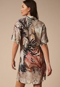 Next DRAWSTRING UTITLITY - REGULAR FIT - Särkkleit - ecru tropical leaf print