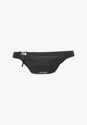 Schwarze Nylon-Hüfttasche mit geschwungener Form, verstellbarem Riemen, Frontreißverschlussfach und weißem Logotext auf der unteren Vorderseite.