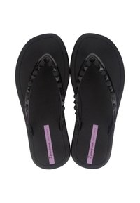 Le infradito nere presentano una soletta in gomma liscia, cinturini testurizzati con applicazioni di borchie e un'etichetta con il logo viola sulla soletta.