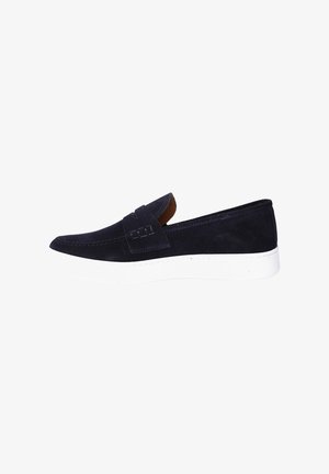 Scarpe slip-on in suede blu navy con suola in gomma bianca, caratterizzate da cuciture minimaliste e una sottile fascia decorativa sopra il collo del piede.