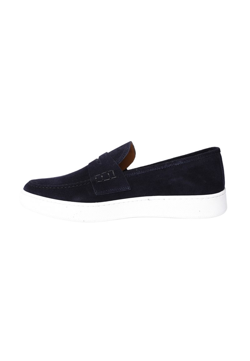 Scarpe slip-on in suede blu navy con suola in gomma bianca, caratterizzate da cuciture minimaliste e una sottile fascia decorativa sopra il collo del piede.