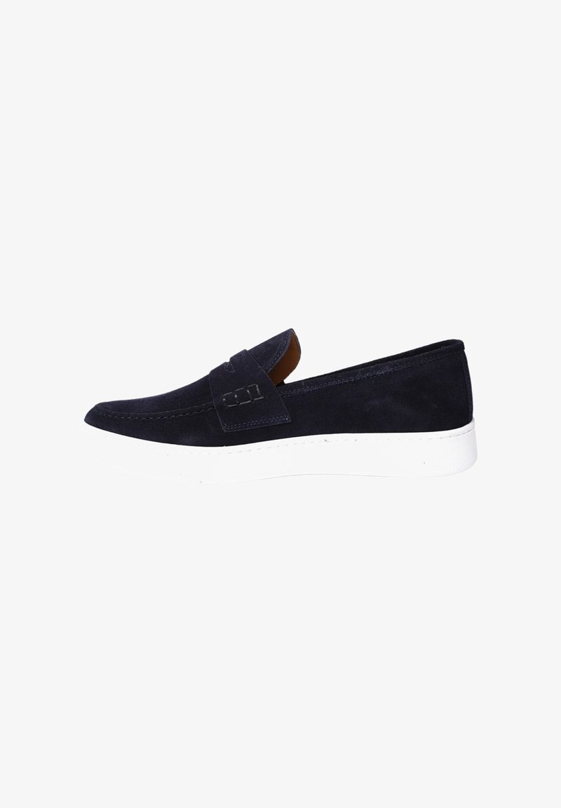 Scarpe slip-on in suede blu navy con suola in gomma bianca, caratterizzate da cuciture minimaliste e una sottile fascia decorativa sopra il collo del piede.