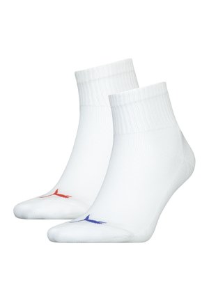 Calcetines blancos hasta el tobillo con textura acanalada, que presentan un logo rojo en un calcetín y un logo azul en el otro. Material elástico para mayor comodidad.
