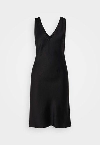 Robe noire sans manches avec un décolleté en V profond, texture satin lisse et coupe décontractée, se resserrant légèrement au niveau de l'ourlet.