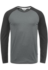 T-shirt a maniche lunghe con corpo grigio e maniche raglan grigio scuro, realizzato in tessuto morbido, caratterizzato da un collo tondo e dettagli di cucitura discreti.