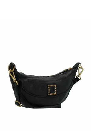 Borsa a spalla in pelle nera con forma curvata, dettagli in metallo dorato, chiusura con zip e un dettaglio quadrato borchiato su un lato.