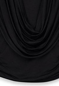 Schwarzer, drapierter Stoff mit weicher, glatter Textur, der geschichtete Falten aufweist. Das Design hat eine fließende Form, die das leichte Erscheinungsbild betont.