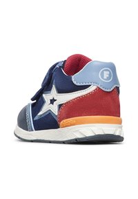 Sneakers per bambini in navy e rosso con design di stelle bianche, materiali scamosciati e sintetici, tacco testurizzato e accento arancione sulla suola.
