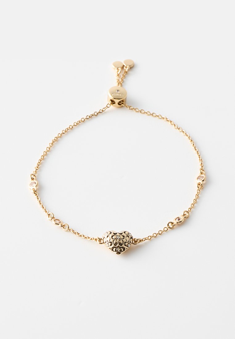 Goldene Kettenarmband mit einem herzförmigen Charm, der über ein strukturiertes Muster und kleine metallische Akzente verfügt, gestaltet mit einem einstellbaren Verschluss.