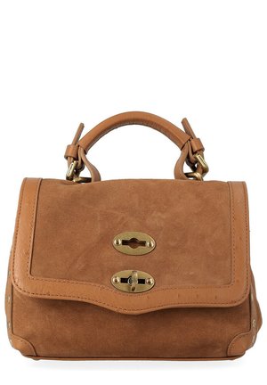 Sac à main en daim marron avec poignée supérieure, rabat incurvé et deux fermoirs à tourniquet en laiton sur fond blanc.