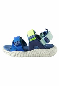 Blaue und grüne Sandale mit verstellbaren Riemen, strukturiertem Stoff und einer gesprenkelten weißen Sohle. Bietet eine Mischung aus Materialien für Komfort.