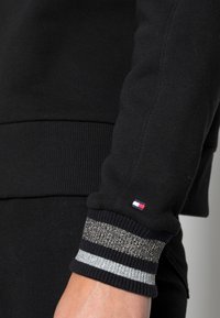 Tommy Hilfiger RELAXED MOCK - Camisola - black