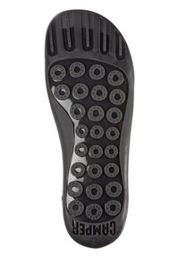 Zwarte rubberen schoenzool met ronde anti-slipnoppen, ventilatiegaten en een reliëfopdruk met "CAMPE", maat 42.