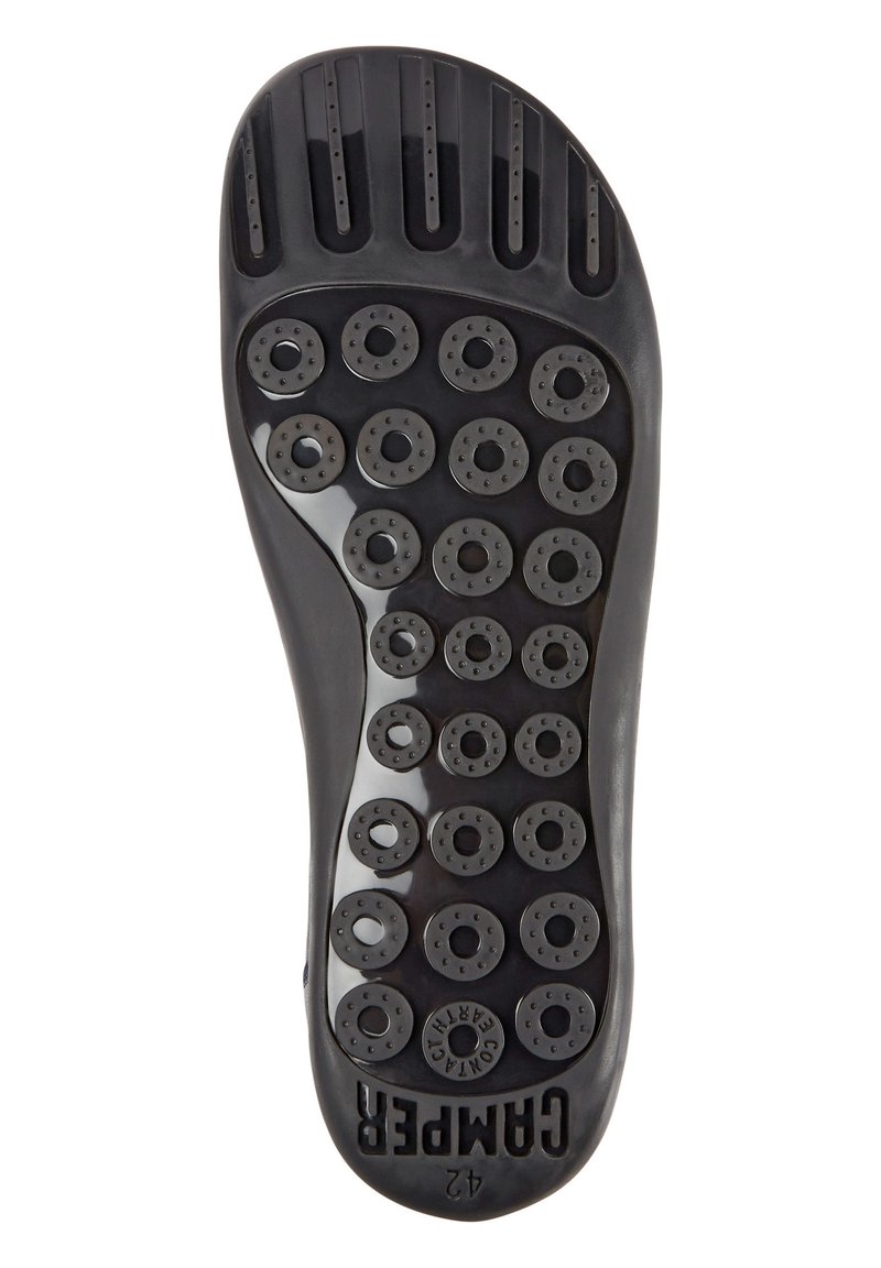 Sort gummisål med cirkulære skridsikre grips, ventilationshuller og præget branding med teksten "CAMPE", størrelse 42.